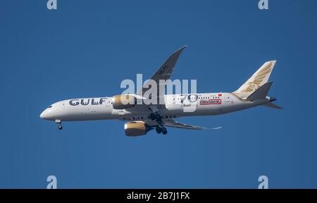 16 marzo 2020, Londra, Regno Unito. Gulf Air Boeing 787-9 Dreamliner A9C-FC in avvicinamento a Heathrow, arrivando dal Bahrain. Foto Stock