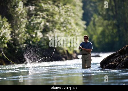 L'uomo la pesca in fiume Foto Stock