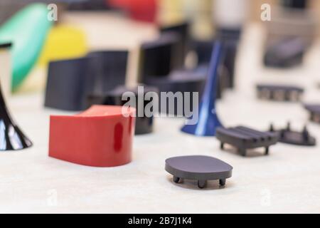 Calzolaio workplace con strumenti, scarpe di cuoio e di ultimo Foto Stock