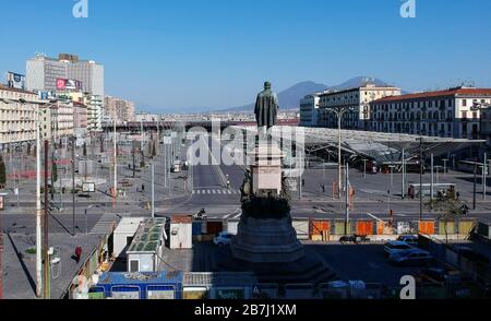 Napoli, Italia. 16 marzo 2020. Vista della piazza vuota di Giuseppe Garibaldi a Napoli, dopo che il governo italiano ha imposto restrizioni nazionali senza precedenti sul controllo del coronavirus COVID-19. Credit: Independent Photo Agency Srl/Alamy Live News Foto Stock