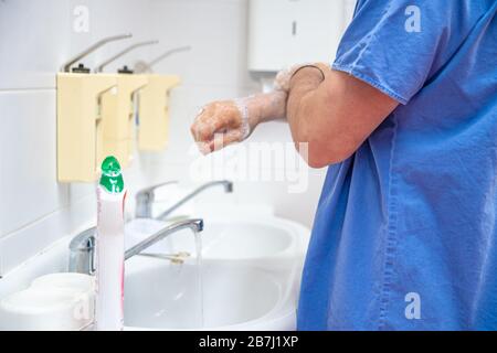 Lavare le mani con sapone disinfettante come precauzione contro malattie ed infezioni. L'igiene quotidiana di base. Sfocato Foto Stock