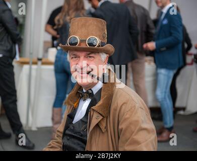 Torino, 29 settembre 2019, eleganza e stile dei ciclisti della cavalcata signorile a Torino Foto Stock