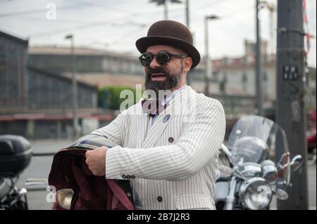 Torino, 29 settembre 2019, eleganza e stile dei ciclisti della cavalcata signorile a Torino Foto Stock