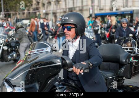 Torino, 29 settembre 2019, eleganza e stile dei ciclisti della cavalcata signorile a Torino Foto Stock