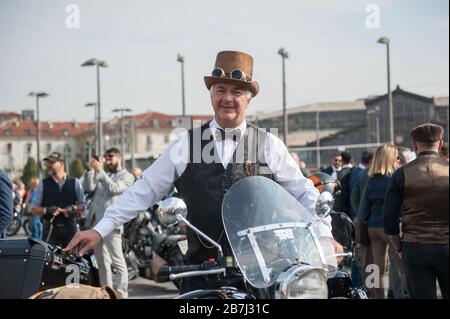 Torino, 29 settembre 2019, eleganza e stile dei ciclisti della cavalcata signorile a Torino Foto Stock