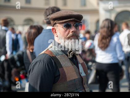 Torino, 29 settembre 2019, eleganza e stile dei ciclisti della cavalcata signorile a Torino Foto Stock