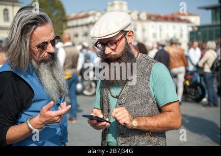 Torino, 29 settembre 2019, eleganza e stile dei ciclisti della cavalcata signorile a Torino Foto Stock