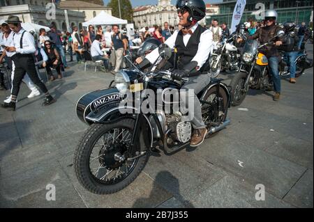 Torino, 29 settembre 2019, eleganza e stile dei ciclisti della cavalcata signorile a Torino Foto Stock