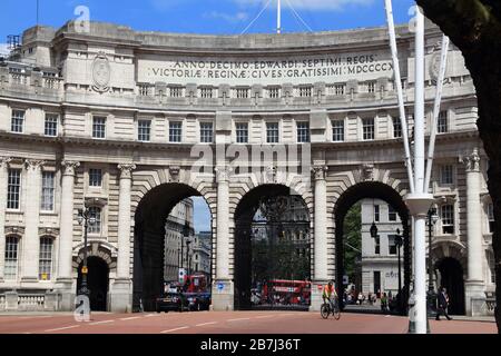LONDRA, Regno Unito - 6 LUGLIO 2016: Giri del ciclista da Admiralty Arch a Londra, Regno Unito. Il monumento neoclassico si trova alla fine del Mall. Foto Stock