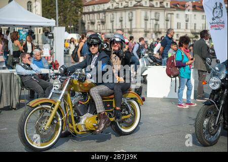 Torino, 29 settembre 2019, eleganza e stile dei ciclisti della cavalcata signorile a Torino Foto Stock