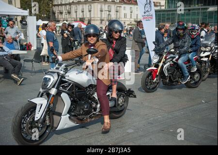 Torino, 29 settembre 2019, eleganza e stile dei ciclisti della cavalcata signorile a Torino Foto Stock