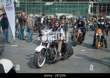 Torino, 29 settembre 2019, eleganza e stile dei ciclisti della cavalcata signorile a Torino Foto Stock