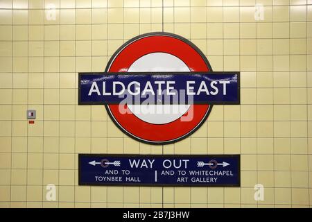 LONDRA, Regno Unito - 6 LUGLIO 2016: Cartello della stazione della metropolitana di Londra alla stazione di Aldgate East. La metropolitana di Londra è l'undicesimo sistema di metropolitana più trafficato al mondo con Foto Stock