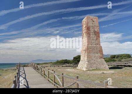 Torre Ladrones, Torre moresca, Cabopino - Dunas de Artola, Marbella, provincia di Málaga, Andalusia, Spagna. Foto Stock