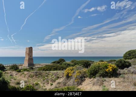 Torre Ladrones, Torre moresca, Cabopino - Dunas de Artola, Marbella, provincia di Málaga, Andalusia, Spagna. Foto Stock