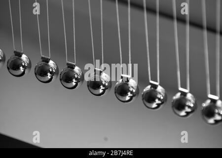 Concetto di business per il lavoro e l'allineamento del team di strategia. Pendolo Newtons Cradle. Foto Stock