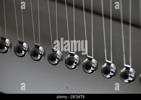 Concetto di business per il lavoro e l'allineamento del team di strategia. Pendolo Newtons Cradle. Foto Stock