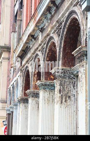 Architettura in ghisa a Philadelphia, Pennsylvania. Vecchia facciata in ghisa in un edificio. Foto Stock