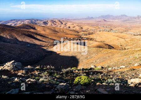 La vista su un paesaggio arido e arido da Mirador de Guise y Ayose nel centro dell'isola delle Canarie di Fuerteventura Foto Stock