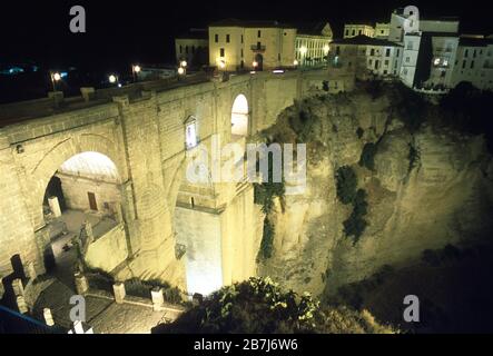 Il Puente Nuevo sopra la gola del Tajo a Ronda, provincia di Malaga, Andalusia, Spagna, illuminato di notte. Il ponte attraversa il Rio Guadalevin. Immagine dall'Hotel Parador. Foto Stock