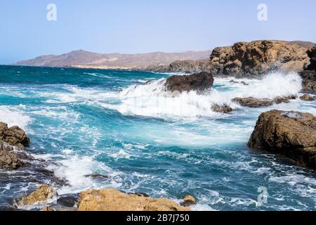 Forti onde atlantiche che si rompono sulle rocce sulla spiaggia di la Pared sulla costa occidentale delle Canarie di Fuerteventura Foto Stock