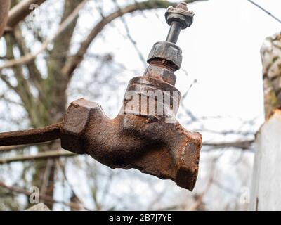 Vecchio rubinetto dell'acqua idraulico con una valvola di metallo. Foto Stock