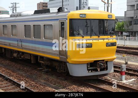 KAKAMIGAHARA, Giappone - 29 Aprile 2012: KiYa 95 series diesel multiple unit passeggeri in treno stazione Shin-Unuma, Kakamigahara, Giappone. Essa è stata manufactu Foto Stock