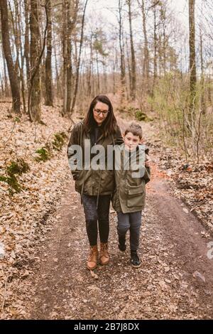 Madre e suo figlio camminano nella natura Foto Stock