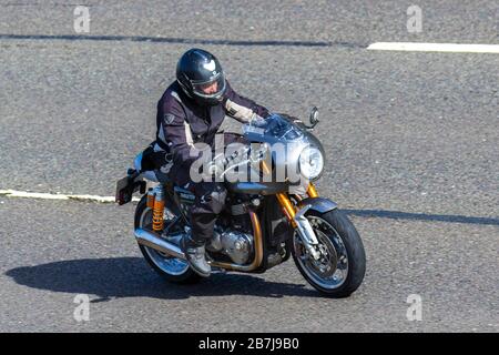 Triumph Thruxton RS motociclista; traffico veicolare, trasporto a due ruote, veicoli moderni, motocicli, veicoli, strade, motociclette motociclisti motociclisti automobilistici sulla M6 autostrada Chorley, Regno Unito Foto Stock