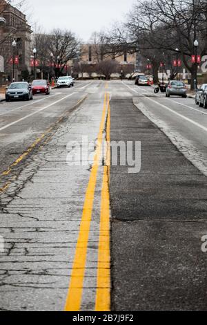 Una strada vuota nel centro di Lincoln, Nebraska, durante l'epidemia di coronavirus. Foto Stock