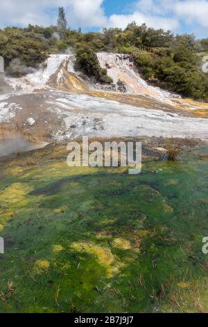 Rainbow and Cascade Terrace. Il parco geotermico di Orakei Korako nell'Isola del Nord della Nuova Zelanda e' un'area geotermica altamente attiva con i paesi grandi Foto Stock