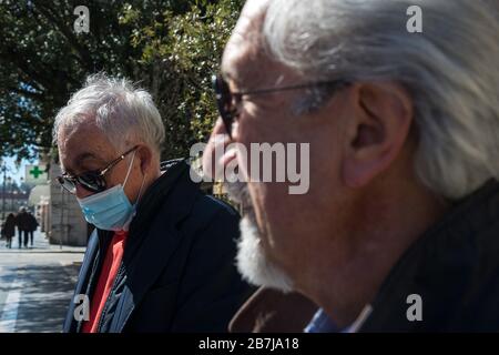 Campobasso,Regione Molise,Italia:due uomini in strada a Campobasso durante lo stretto del governo italiano sul coronavirus. Foto Stock
