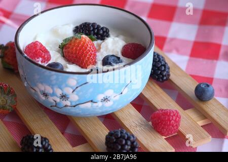 Dessert di yogurt con frutti di bosco freschi. Foto Stock