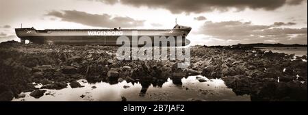 Isole del canale. Guernsey. Lihou Island. Nave petroliera Wagenborg in camicia. Foto Stock