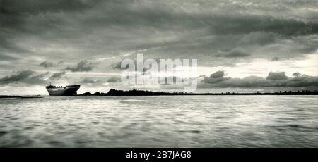 Isole del canale. Guernsey. La nave di Wagenborg si aggirano sulla spiaggia rocciosa dell'isola di Lihou. Foto Stock