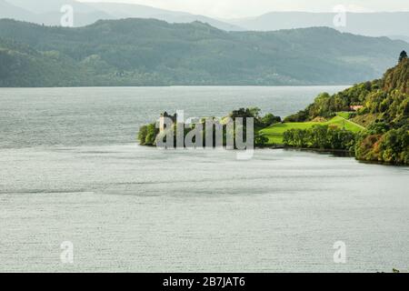 Grant Tower of Urquhart Castle on strone Point, Drumnadrochit, Loch Ness, Highlands, Scozia Foto Stock