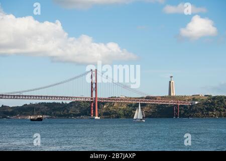 Guardando a sud sul fiume Tago, si prosegue fino al Ponte 25 de Abril e al Monumento a Cristo Re (Cristo Rei) sullo sfondo Foto Stock