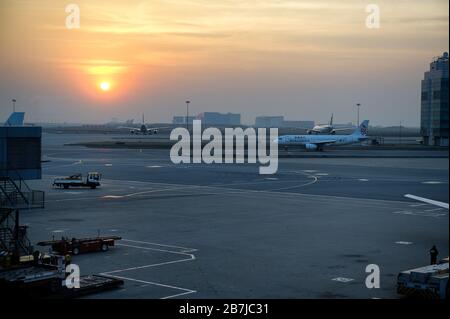 HONG KONG, 22 NOV 2009: Aereo della Dragonair honkongese che tassava all'aeroporto internazionale di Hong Kong al tramonto. Foto Stock