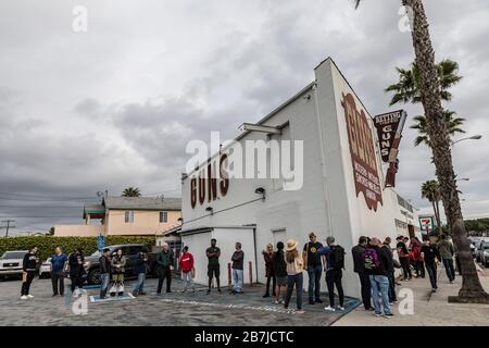 Culver City, Stati Uniti. 16 Marzo 2020. File di persone in attesa di entrare nel negozio Martin B. Retting Gun. Il negozio consentiva l'ingresso di 25 persone alla volta, i tempi di attesa erano lunghi fino a diverse ore. Il negozio stava sperimentando lunghe code negli ultimi giorni dopo che il virus Covid19 iniziò a diffondersi nell'area della California meridionale. 316/2020 Culver City, CA (Photo by Ted Soqui/SIPA USA) Credit: Sipa USA/Alamy Live News Foto Stock