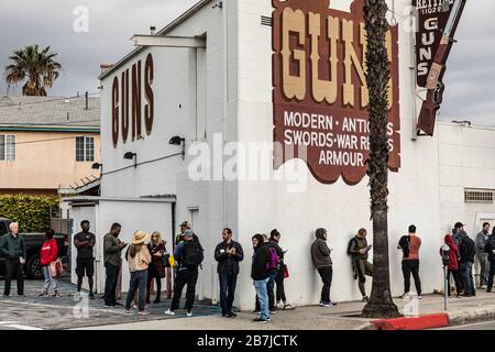 Culver City, Stati Uniti. 16 Marzo 2020. File di persone in attesa di entrare nel negozio Martin B. Retting Gun. Il negozio consentiva l'ingresso di 25 persone alla volta, i tempi di attesa erano lunghi fino a diverse ore. Il negozio stava sperimentando lunghe code negli ultimi giorni dopo che il virus Covid19 iniziò a diffondersi nell'area della California meridionale. 316/2020 Culver City, CA (Photo by Ted Soqui/SIPA USA) Credit: Sipa USA/Alamy Live News Foto Stock