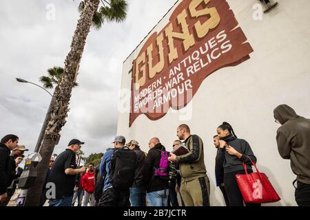 Culver City, Stati Uniti. 16 Marzo 2020. File di persone in attesa di entrare nel negozio Martin B. Retting Gun. Il negozio consentiva l'ingresso di 25 persone alla volta, i tempi di attesa erano lunghi fino a diverse ore. Il negozio stava sperimentando lunghe code negli ultimi giorni dopo che il virus Covid19 iniziò a diffondersi nell'area della California meridionale. 316/2020 Culver City, CA (Photo by Ted Soqui/SIPA USA) Credit: Sipa USA/Alamy Live News Foto Stock