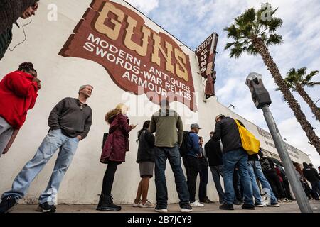 Culver City, Stati Uniti. 16 Marzo 2020. File di persone in attesa di entrare nel negozio Martin B. Retting Gun. Il negozio consentiva l'ingresso di 25 persone alla volta, i tempi di attesa erano lunghi fino a diverse ore. Il negozio stava sperimentando lunghe code negli ultimi giorni dopo che il virus Covid19 iniziò a diffondersi nell'area della California meridionale. 316/2020 Culver City, CA (Photo by Ted Soqui/SIPA USA) Credit: Sipa USA/Alamy Live News Foto Stock
