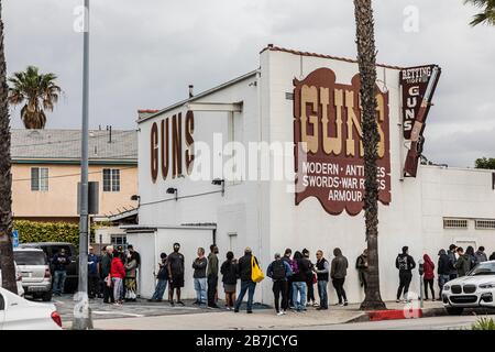 Culver City, Stati Uniti. 16 Marzo 2020. File di persone in attesa di entrare nel negozio Martin B. Retting Gun. Il negozio consentiva l'ingresso di 25 persone alla volta, i tempi di attesa erano lunghi fino a diverse ore. Il negozio stava sperimentando lunghe code negli ultimi giorni dopo che il virus Covid19 iniziò a diffondersi nell'area della California meridionale. 316/2020 Culver City, CA (Photo by Ted Soqui/SIPA USA) Credit: Sipa USA/Alamy Live News Foto Stock