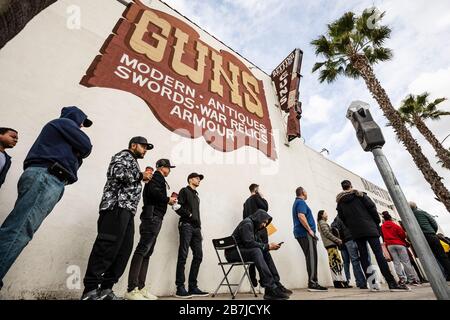 Culver City, Stati Uniti. 16 Marzo 2020. File di persone in attesa di entrare nel negozio Martin B. Retting Gun. Il negozio consentiva l'ingresso di 25 persone alla volta, i tempi di attesa erano lunghi fino a diverse ore. Il negozio stava sperimentando lunghe code negli ultimi giorni dopo che il virus Covid19 iniziò a diffondersi nell'area della California meridionale. 316/2020 Culver City, CA (Photo by Ted Soqui/SIPA USA) Credit: Sipa USA/Alamy Live News Foto Stock