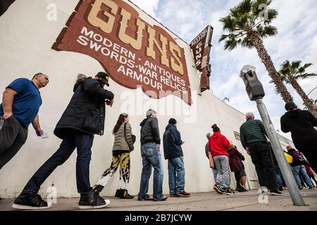 Culver City, Stati Uniti. 16 Marzo 2020. File di persone in attesa di entrare nel negozio Martin B. Retting Gun. Il negozio consentiva l'ingresso di 25 persone alla volta, i tempi di attesa erano lunghi fino a diverse ore. Il negozio stava sperimentando lunghe code negli ultimi giorni dopo che il virus Covid19 iniziò a diffondersi nell'area della California meridionale. 316/2020 Culver City, CA (Photo by Ted Soqui/SIPA USA) Credit: Sipa USA/Alamy Live News Foto Stock
