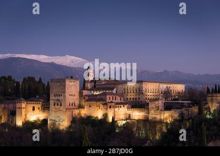 L'Alhambra visto da Albaicín, Granada, Andalusia, Spagna Foto Stock