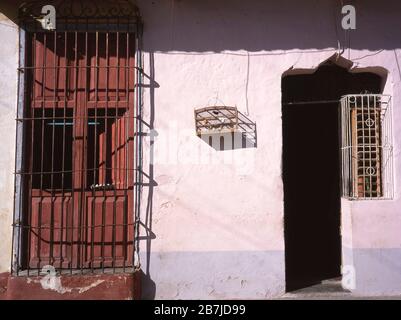 Casa tradizionale con gabbia di uccelli a Trinidad, Cuba, Indie Occidentali, America Centrale Foto Stock