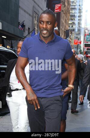 ***FILE PHOTO*** 16 Mar 2020. Idris Elba conferma di essere Coronavirus positivo. NEW YORK, NY-Luglio 19: Michael Strahan, Idris Elba al buon mattino in America per parlare di Star Trek Beyond a New York. NY 19 luglio 2016. Credit:RW/MediaPunch Credit: MediaPunch Inc/Alamy Live News Foto Stock