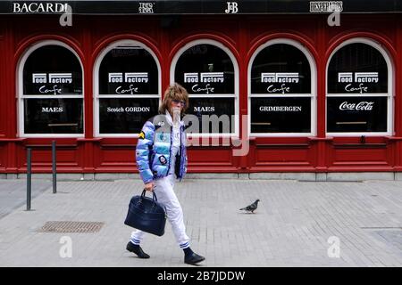 Bruxelles, Belgio. 16 Marzo 2020. Una vista dei negozi chiusi nel centro storico a seguito di un focolaio di coronavirus (COVID-19) Credit: ALEXANDROS MICHAILIDIS/Alamy Live News Foto Stock