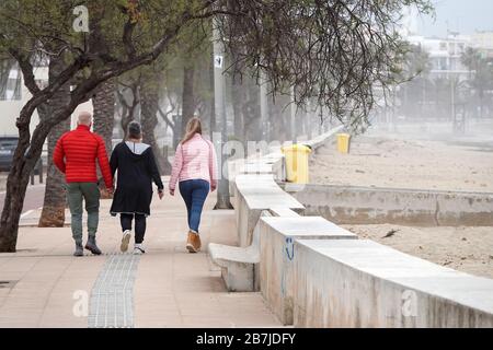 Cala Millor, Spagna. 16 Marzo 2020. Gli escursionisti si trovano nel resort durante il coprifuoco in Spagna. Per combattere la rapida diffusione dell'epidemia di coronavirus, il governo spagnolo ha annunciato un coprifuoco di due settimane il sabato sera. Credit: Bodo Marks/dpa/Alamy Live News Foto Stock